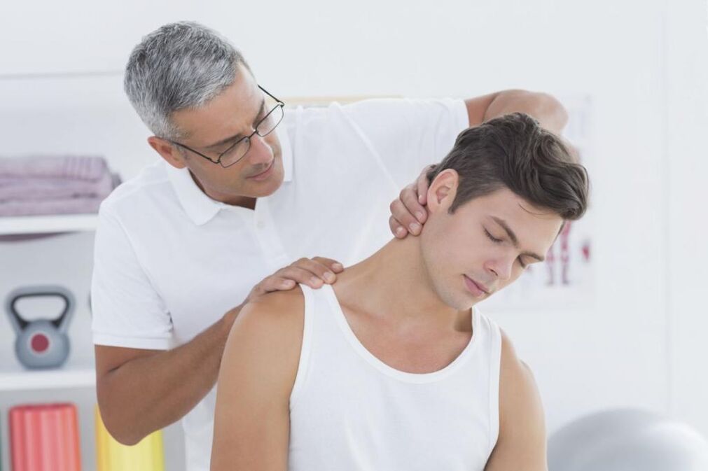 o médico examina o pescoço para osteocondrose