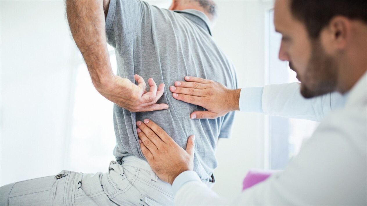 médico examina as costas com osteocondrose lombar