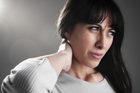 Uma mulher tem osteocondrose no pescoço