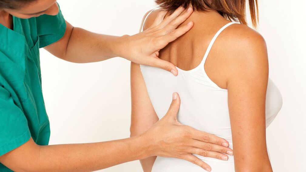 exame por um médico para osteocondrose torácica