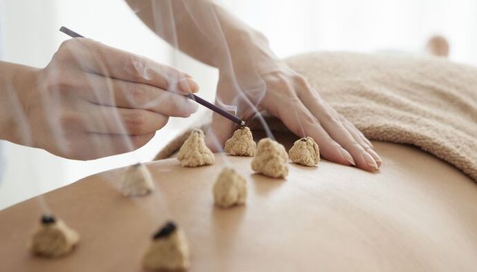 Aquecendo pontos bioativos nas costas para osteocondrose