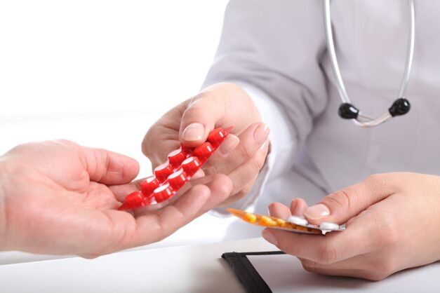 médico dá comprimidos para tratar osteocondrose
